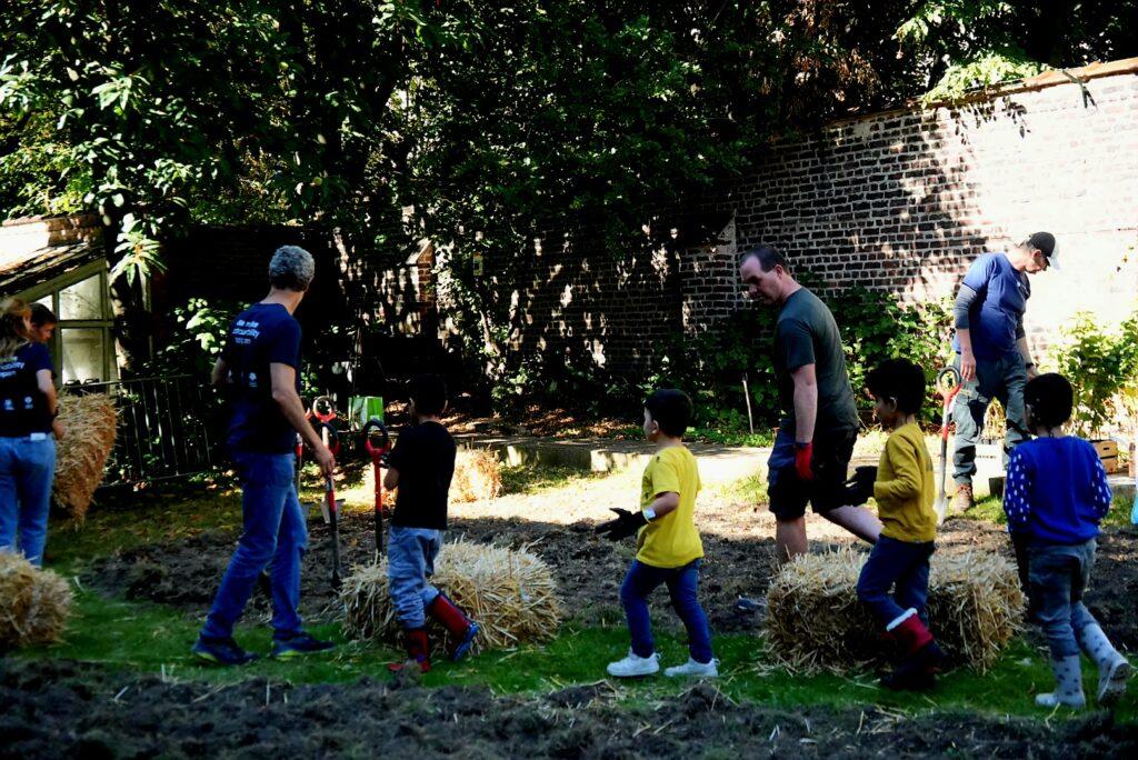 Leerlingen planten schoolbos