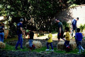 Leerlingen planten schoolbos