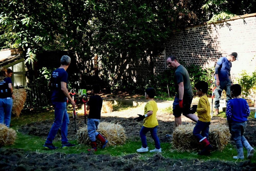 Leerlingen planten schoolbos