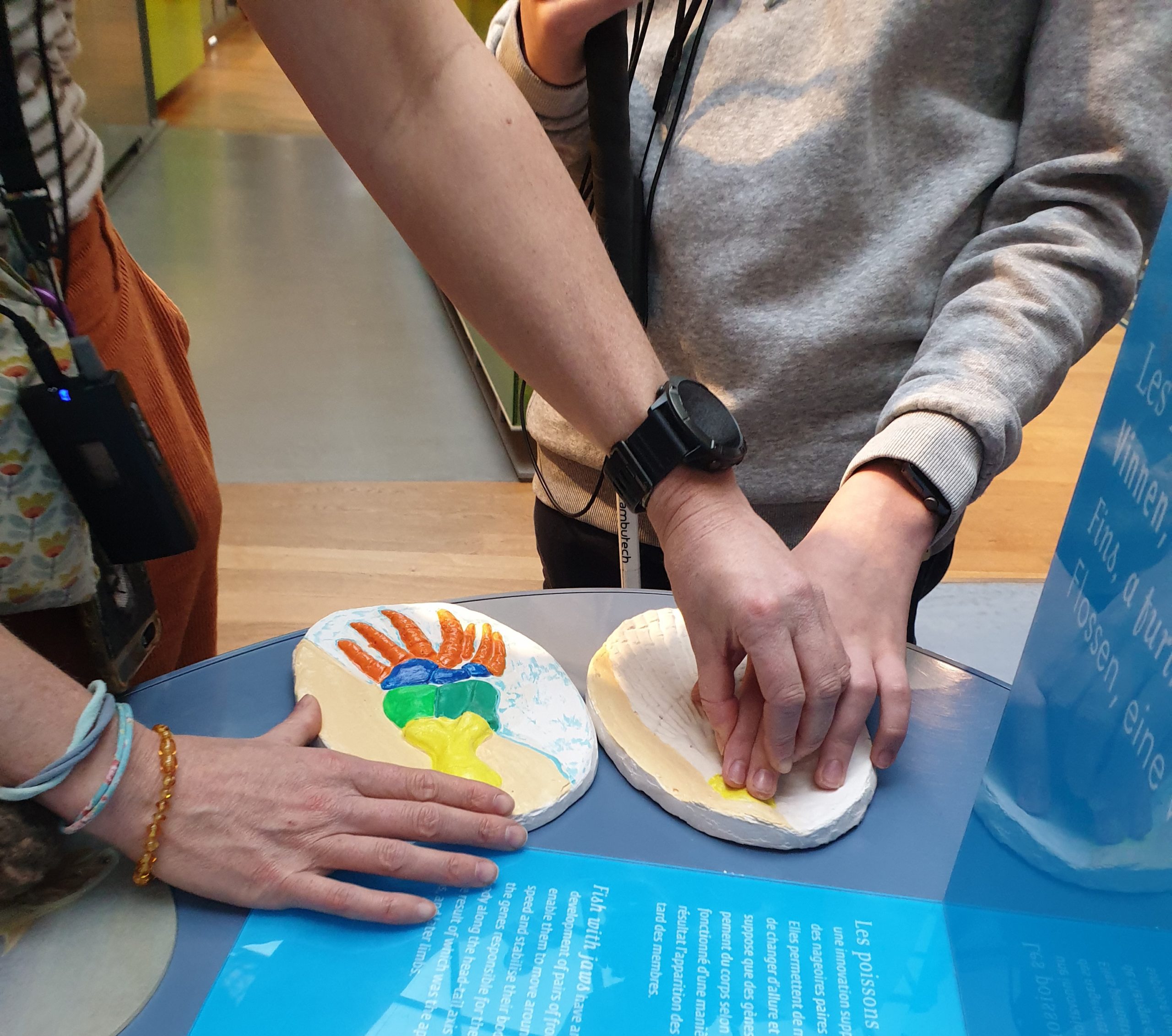 Slechtziendend jongen in het museum met begeleider