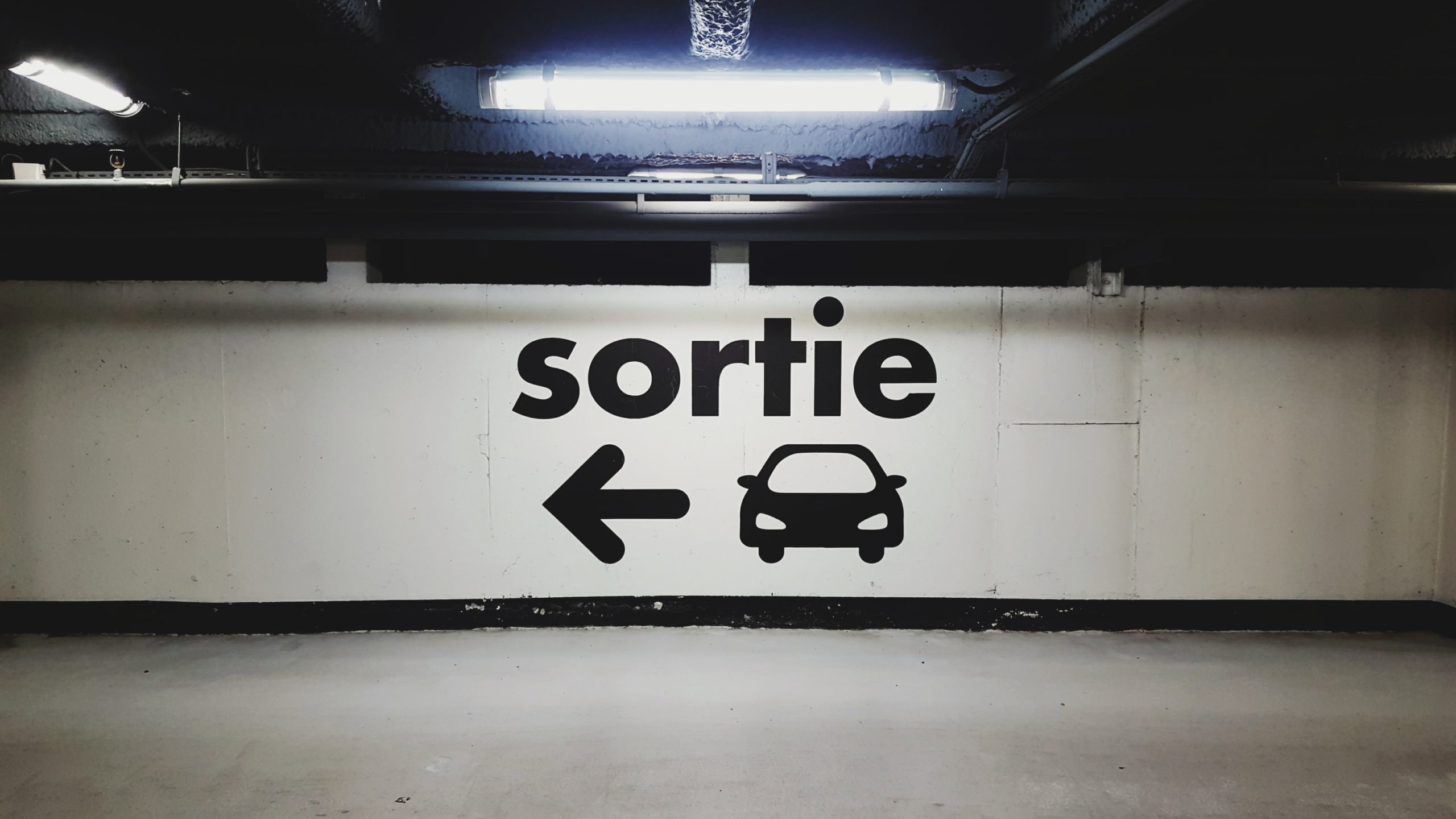 Mural in het Frans met het woord Sortie