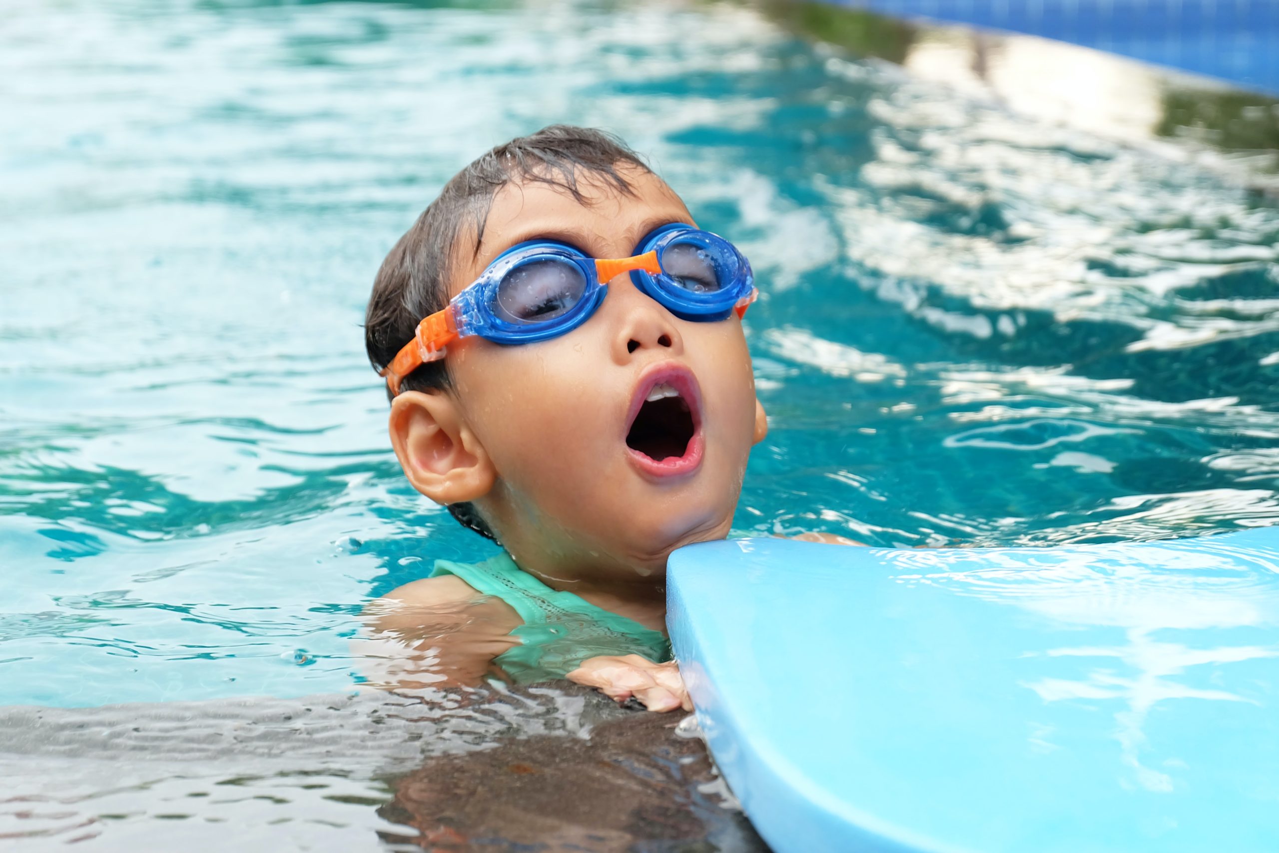 Leerling tijdens zwemles opvoeder BuBaO Sprankel