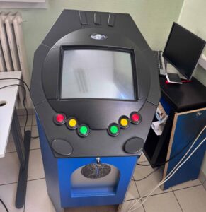 foto van een Silverball arcade speelautomaat met touchsceen in het computerlab