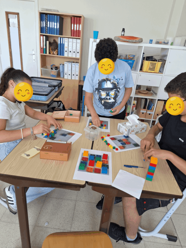 Kinderen lossen een puzzel met Duploblokken op