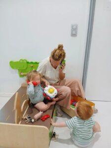 Opvoeder speelt met twee baby's