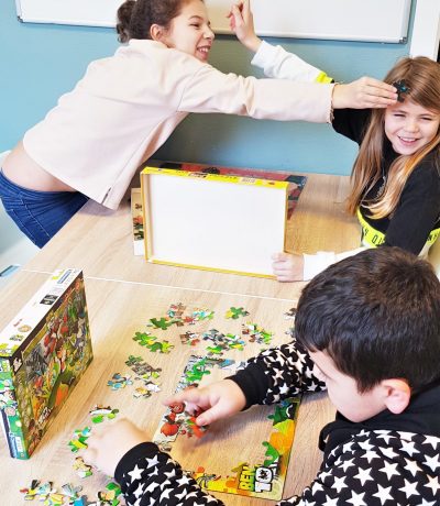 3 kinderen spelen en puzzelen KIW BuBaO kinderen spelen en puzzelen