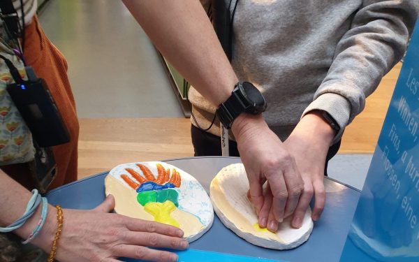 Slechtziendend jongen in het museum met begeleider