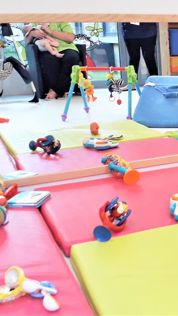Beeld op spiegel van vloermatrassen kinderdagverblijf Beeld op spiegel van vloermatrassen kinderdagverblijf